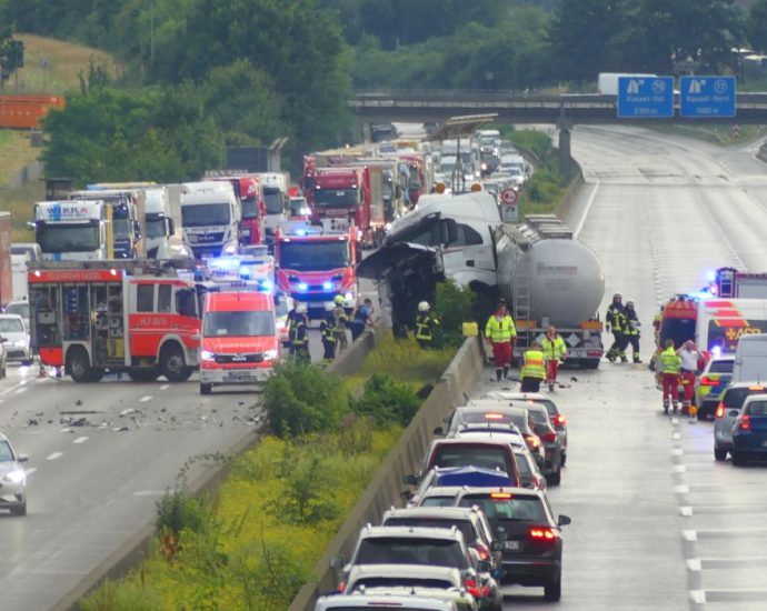 A7: Silo-LKW kracht in Betonleitwand – Stundenlange Vollsperrung bei Kassel A7: Silo-LKW kracht in Betonleitwand – Stundenlange Vollsperrung bei Kassel