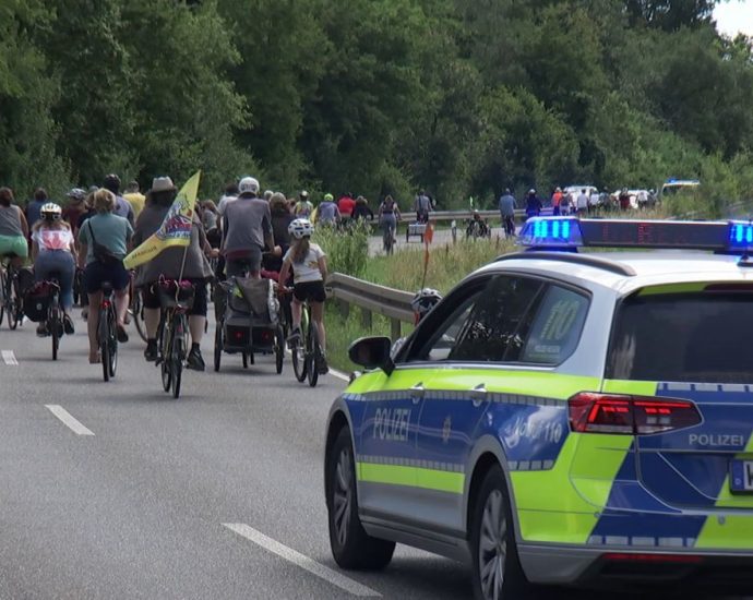 Raddemo gegen A44-Brückenbau durch den Söhrewald