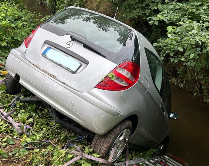 Lohfelden: PKW kracht nach Unfall in den Wahlebach – Fahrer leicht verletzt Lohfelden: PKW kracht nach Unfall in den Wahlebach – Fahrer leicht verletzt