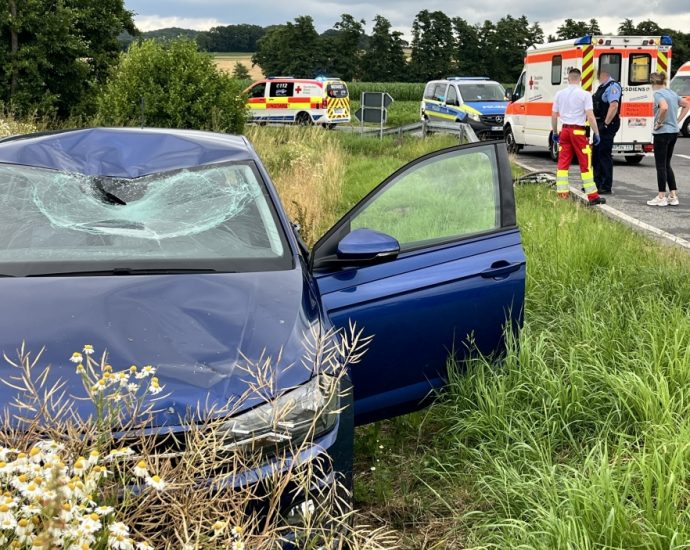 Neuental: PKW erfasst Radfahrer im Einmündungsbereich