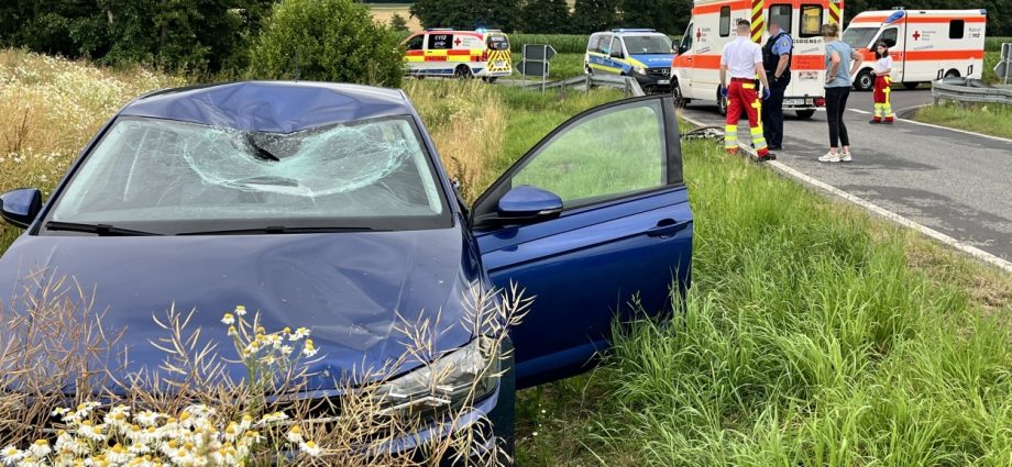 Neuental: PKW erfasst Radfahrer im Einmündungsbereich