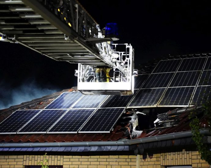 Dachstuhlbrand nach Blitzeinschlag – Wohnhaus in Wrexen unbewohnbar Dachstuhlbrand nach Blitzeinschlag – Wohnhaus in Wrexen unbewohnbar