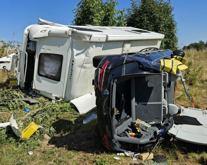 Schwerer Unfall mit Wohnwagen-Gespann auf A44 Schwerer Unfall mit Wohnwagen-Gespann auf A44
