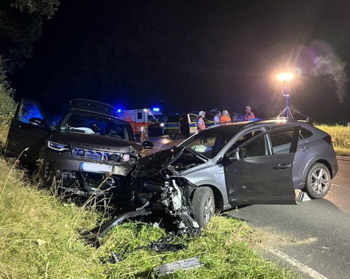 Verletzte nach Frontalzusammenstoß nahe Guxhagen Verletzte nach Frontalzusammenstoß nahe Guxhagen