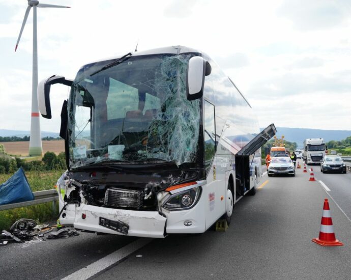 A7: Reisebus kracht in LKW bei Hedemünden A7: Reisebus kracht in LKW bei Hedemünden