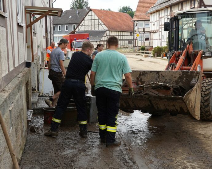 Nordhessen: Hunderte Helfer helfen nach Unwetter-Katastrophe weiterhin (VIDEO) Nordhessen: Hunderte Helfer helfen nach Unwetter-Katastrophe weiterhin (VIDEO)
