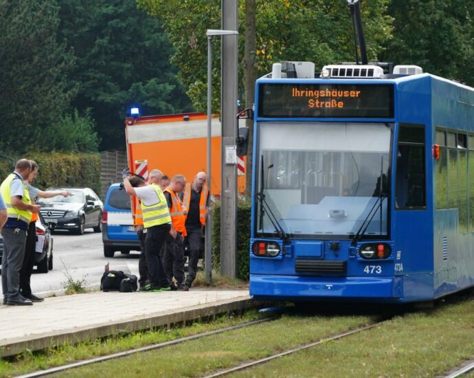 KS: Mann von Straßenbahn erfasst und lebensgefährlich verletzt KS: Mann von Straßenbahn erfasst und lebensgefährlich verletzt