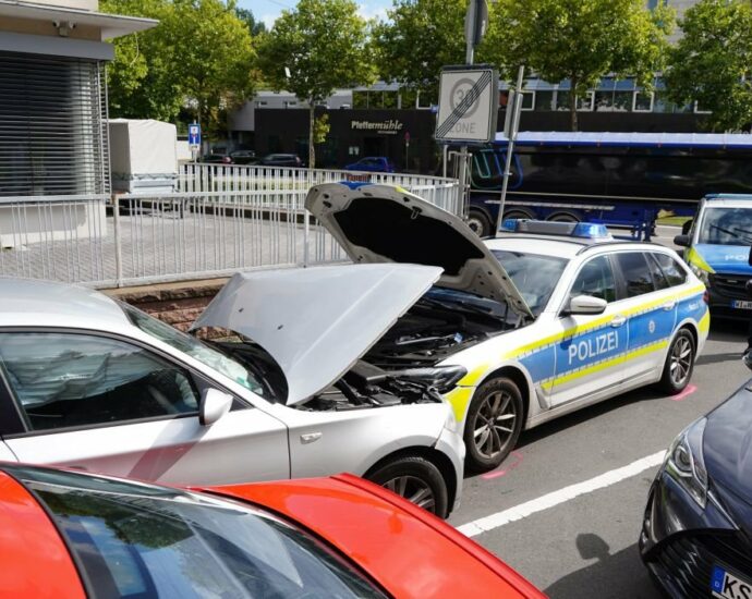 Streifenwagen beendet wilde Verfolgungsjagd durch Kassel – Drei Verletzte Streifenwagen beendet wilde Verfolgungsjagd durch Kassel – Drei Verletzte