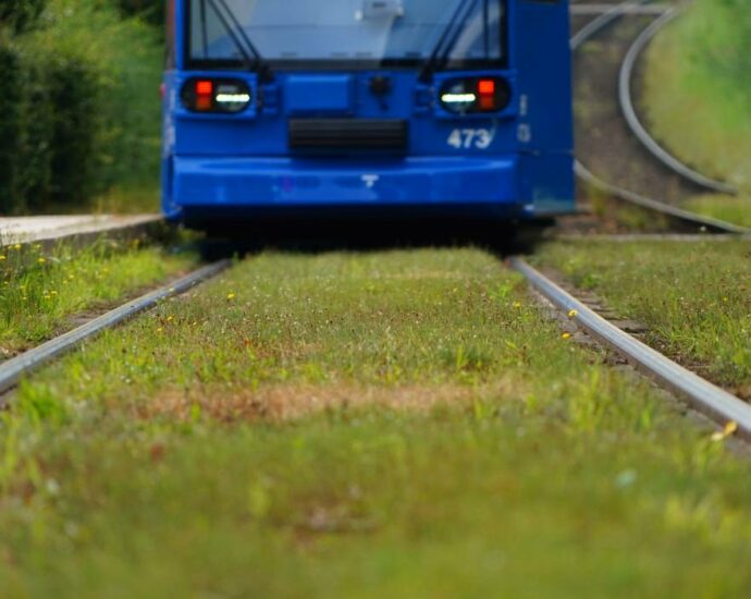 Haltestelle Niederkaufungen: Beim Aussteigen angerempelt endet mit Schlag ins Gesicht