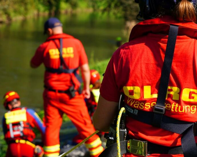 Auto stürzt in Edersee – Fahrer rettet sich selbst