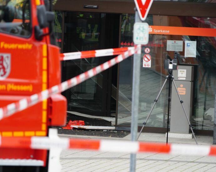 Geldautomaten in Borken gesprengt: Polizeistreife hört Explosion – Festnahme Geldautomaten in Borken gesprengt: Polizeistreife hört Explosion – Festnahme