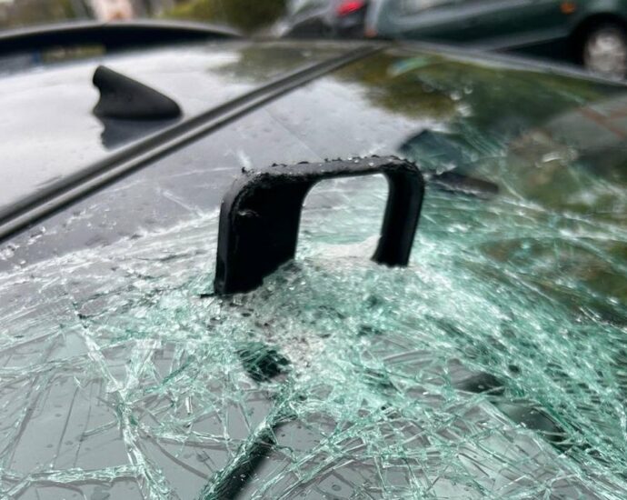 Handy bleibt nach Unfall in Frontscheibe stecken