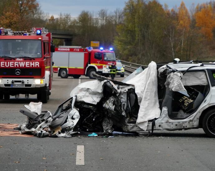 PKW frontal in LKW – Tödlicher Unfall auf B252 bei Bad Arolsen PKW frontal in LKW – Tödlicher Unfall auf B252 bei Bad Arolsen
