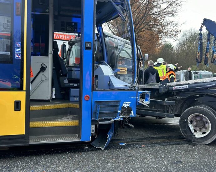 KS: Straßenbahn kracht in Oberzwehren in LKW KS: Straßenbahn kracht in Oberzwehren in LKW
