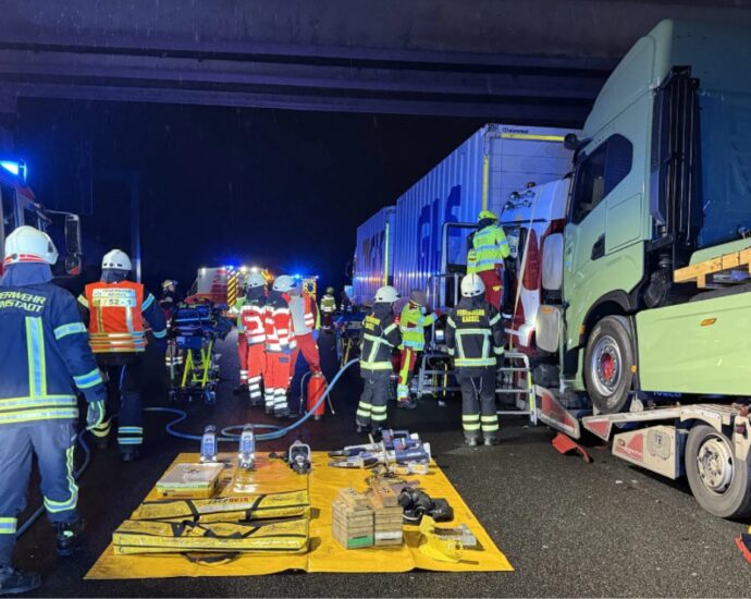 Unfall am Stauende: LKW-Fahrer auf A7 bei Kassel nach Unfall eingeklemmt Unfall am Stauende: LKW-Fahrer auf A7 bei Kassel nach Unfall eingeklemmt