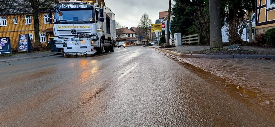FKB: Kran verliert Betriebsstoffe – stundenlange Reinigung erforderlich