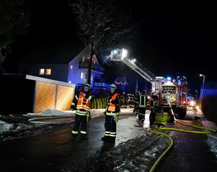 Weihnachtsbaum brannte in Wohnung – Echte Kerzen war Brandauslöser Weihnachtsbaum brannte in Wohnung – Echte Kerzen war Brandauslöser