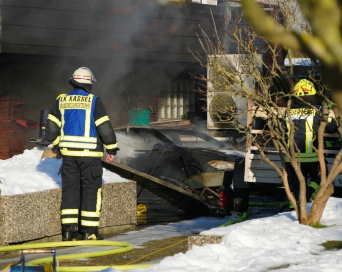Garagenbrand in Breitenbach – Brandschutztür verhinderte schlimmeres Garagenbrand in Breitenbach – Brandschutztür verhinderte schlimmeres