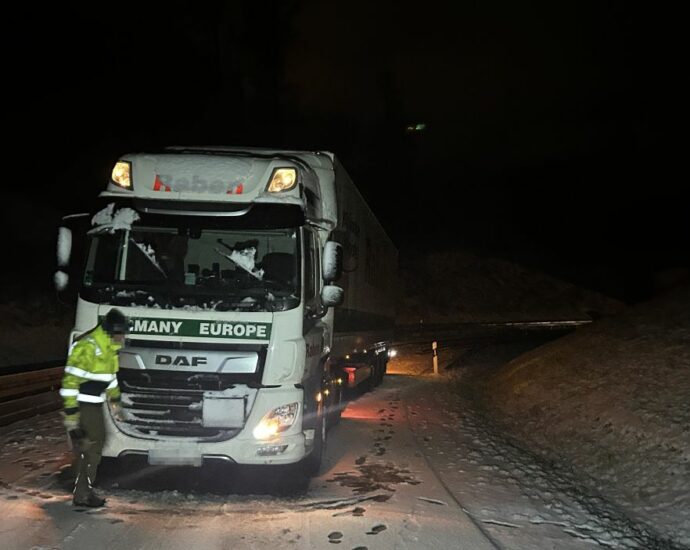 LKW bleibt auf spiegelglatter Fahrbahn Stecken – Alleinunfall auf B7 LKW bleibt auf spiegelglatter Fahrbahn Stecken – Alleinunfall auf B7