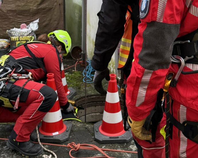 Höhenretter retten Hund aus Schacht Höhenretter retten Hund aus Schacht