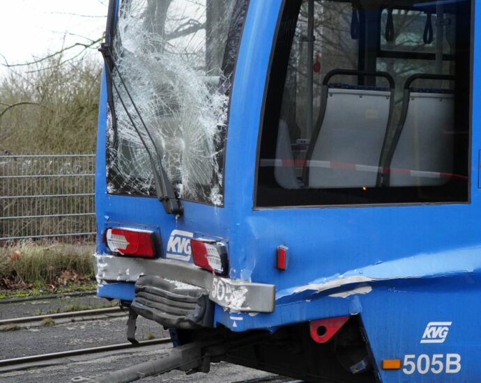 KS: Straßenbahn fährt auf – 13 Verletzte an Straßenbahn-Haltestelle Brückenhof KS: Straßenbahn fährt auf – 13 Verletzte an Straßenbahn-Haltestelle Brückenhof