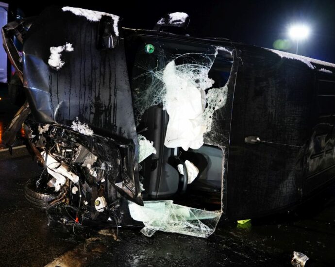 Tödlicher Unfall auf A7 – Sprinterfahrer kommt auf schneebedeckter Fahrbahn ins Schleudern Tödlicher Unfall auf A7 – Sprinterfahrer kommt auf schneebedeckter Fahrbahn ins Schleudern