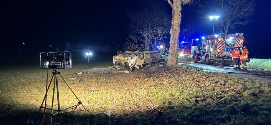 PKW geht nach Unfall in Flammen auf – Tödlicher Unfall in Fuldatal
