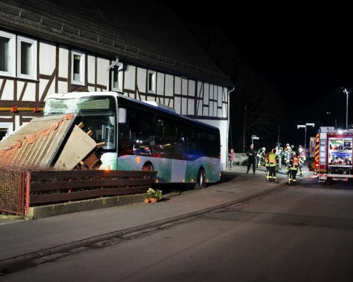 Zwei Verletzte nach Busunfall in Oberelsungen Zwei Verletzte nach Busunfall in Oberelsungen