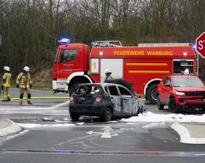 An der hessischen Landesgrenze: PKW brennt nach Unfall auf B252 aus An der hessischen Landesgrenze: PKW brennt nach Unfall auf B252 aus
