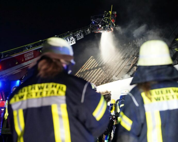 Feuerwehr schützt Wohnhaus vor Scheunenbrand in Berndorf