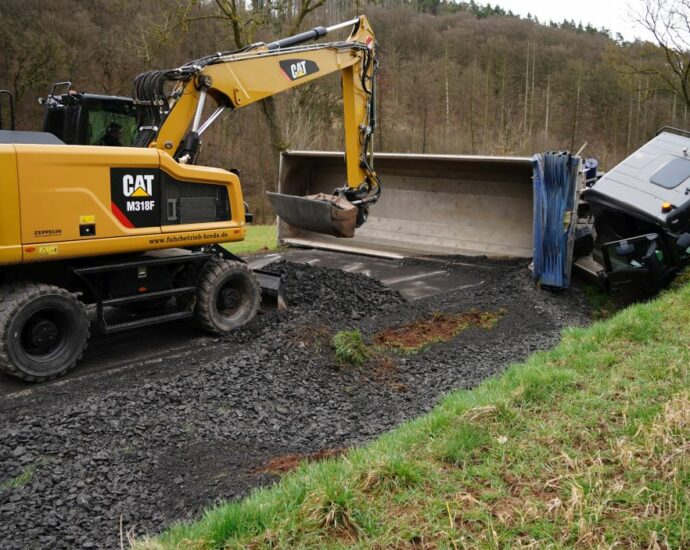 LKW mit Asphalt kippt bei Höringhausen um