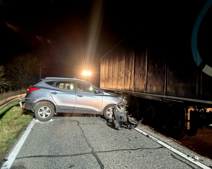 B83: Schwerer Verkehrsunfall nahe Beiseförth – PKW kollidiert frontal mit LKW B83: Schwerer Verkehrsunfall nahe Beiseförth – PKW kollidiert frontal mit LKW