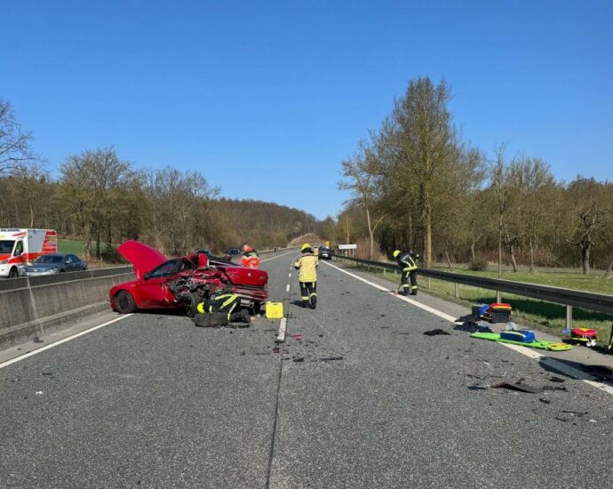 PKW kracht in Pannenfahrzeug auf B7