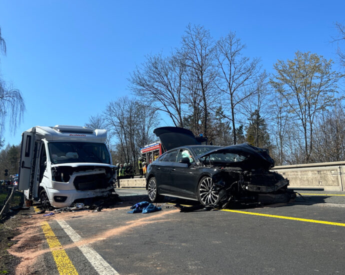 B7: Schwerer Verkehrsunfall Höhe Kaufungen – Drei Verletzte B7: Schwerer Verkehrsunfall Höhe Kaufungen – Drei Verletzte