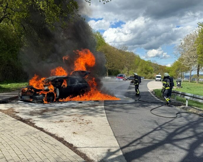 PKW gerät am Ostermontag auf A44-Parkplatz in Vollbrand