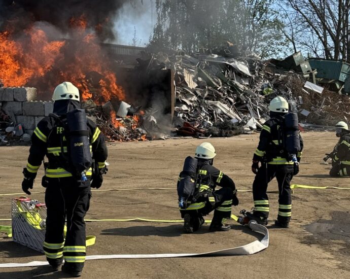 Brand auf Schrottplatz in Kassel – Feuerwehr verhindert Ausbreitung