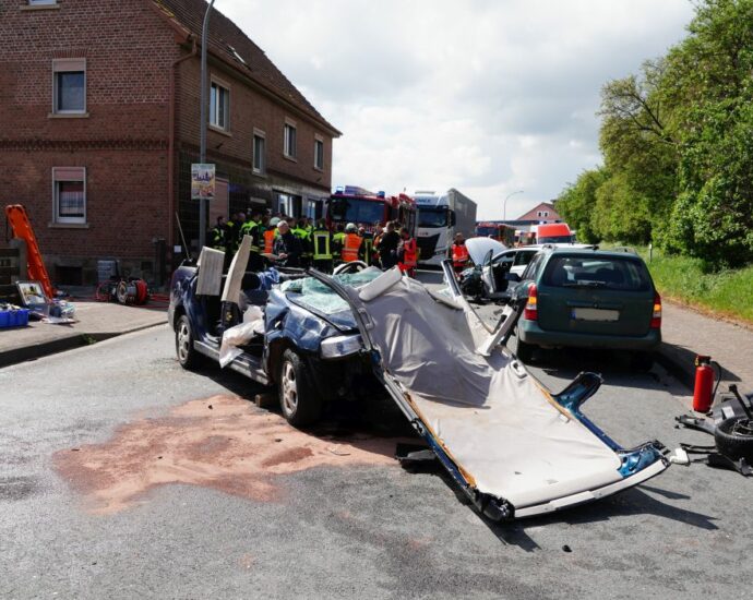 Twiste: Stauende übersehen – PKW landet nach Unfall auf Dach