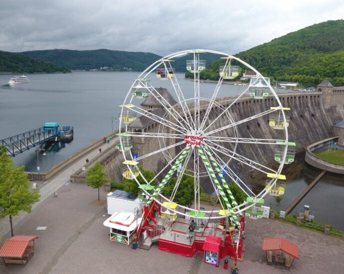 Riesenrad an der Edersee-Sperrmauer startet in die Saison