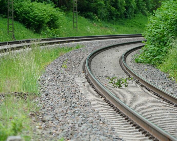 Jugendlicher mit Roller hängt sich in Wetzlar an fahrenden Zug