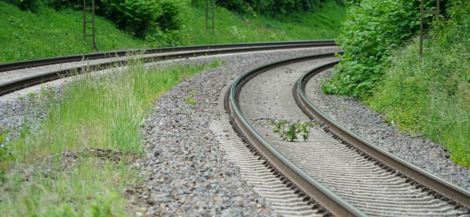 Jugendlicher mit Roller hängt sich in Wetzlar an fahrenden Zug