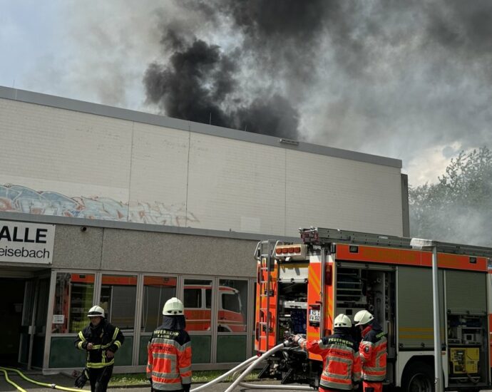 KS: Technischer Defekt an Photovoltaikanlage löste wohl Sporthallenbrand aus