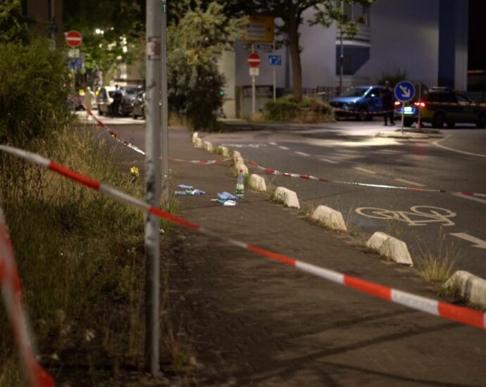 FFM: Großeinsatz nach Gewalttat – Person lebensgefährlich verletzt FFM: Großeinsatz nach Gewalttat – Person lebensgefährlich verletzt