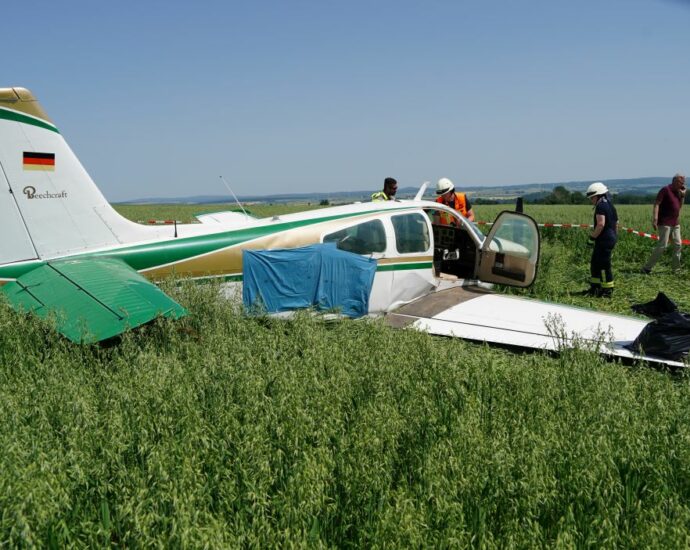 Flugzeug-Notlandung auf Feld bei Grebenstein – Zwei Schwerverletzte