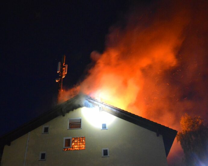 HeLi: Erneuter Großbrand im ehemaligen Hotel „Zur lichten Aue“ – Polizei sucht verdächtige Personengruppe