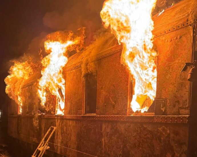 Alter Bahnwaggon stand am Bahnhof Oberkaufungen in Vollbrand