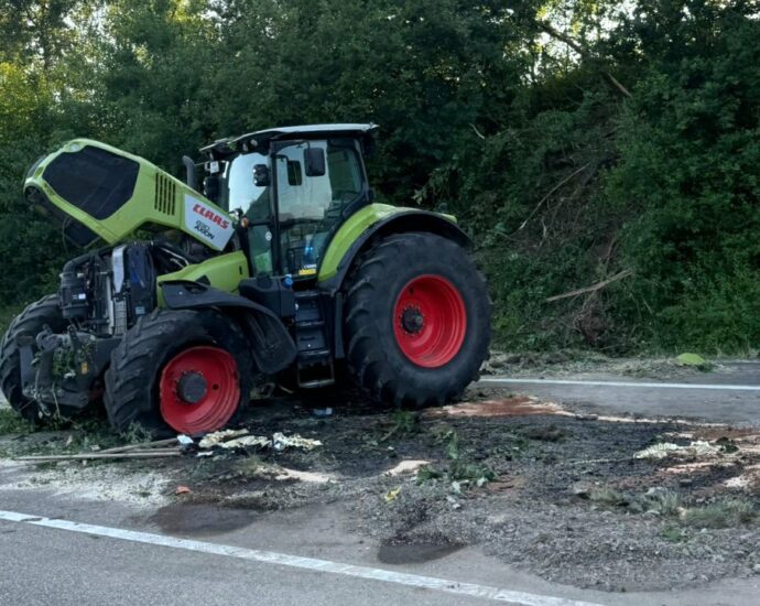 Osthessen: Traktor-Gespann rollt auf A7 – Autofahrerin schwer verletzt