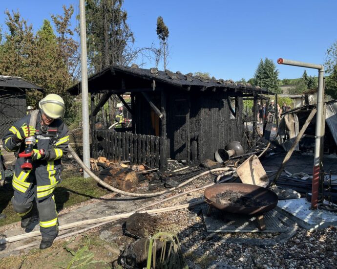 Südhessen: Gartenlauben hinter Feuerwehrhaus in Flammen – Zwei Hühner verendet Südhessen: Gartenlauben hinter Feuerwehrhaus in Flammen – Zwei Hühner verendet
