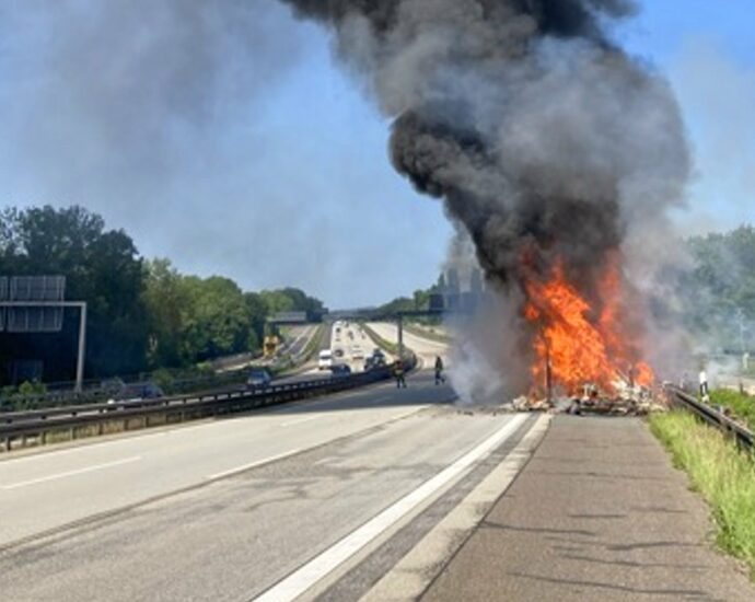 Wohnmobil auf A3 in Flammen