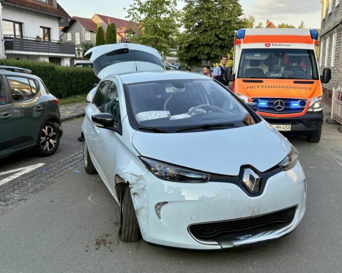 Geblendet von der Sonne – 18-Jährige kracht in geparktes Auto