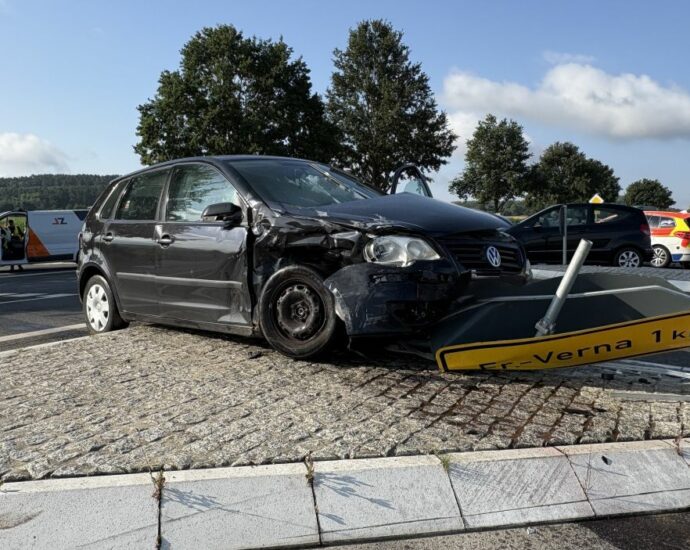 Transporter übersehen – Drei Verletzte nach Unfall auf B254